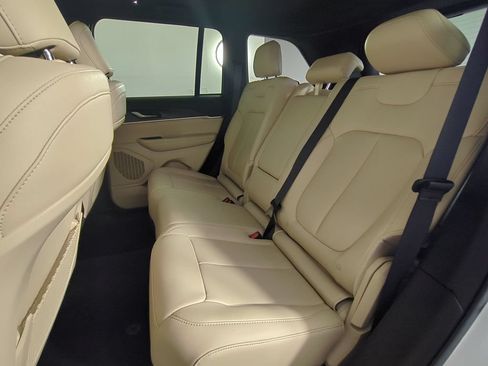 Used 2025 Jeep Grand Cherokee Limited AWD/4WD image 16