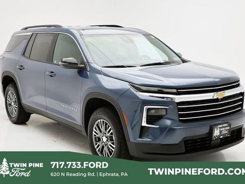 Used 2025 Chevrolet Traverse LT image 1