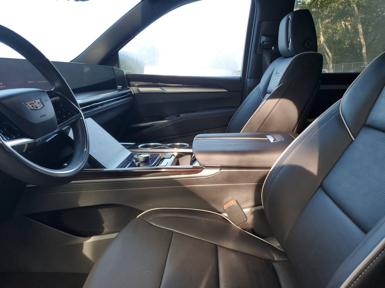 Used 2026 Cadillac Escalade Luxury AWD/4WD image 18