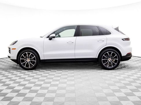 Used 2025 Porsche Cayenne image 2