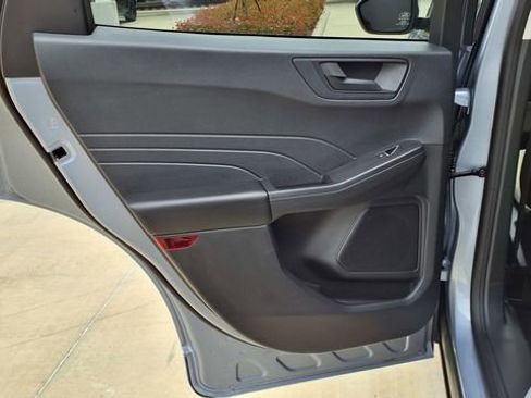 Used 2022 Ford Escape SE w/ SE Sport Appearance Package image 17