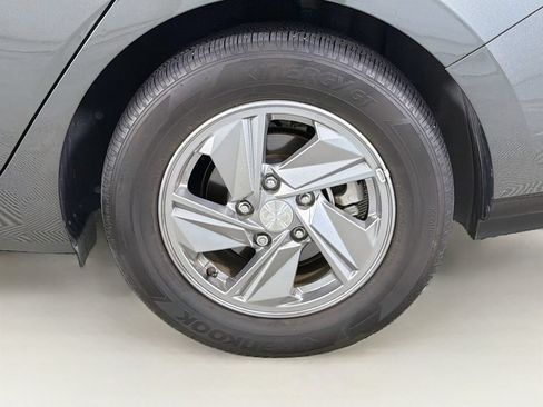 Used 2025 Hyundai Elantra SE FWD image 29