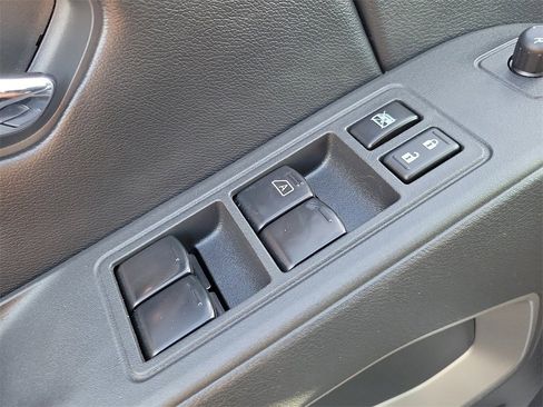 Used 2025 Nissan Frontier SV image 13