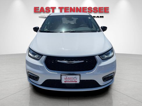 Used 2024 Chrysler Pacifica Touring-L FWD image 9