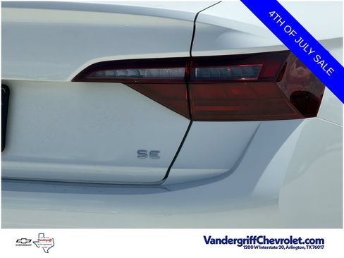 Used 2024 Volkswagen Jetta SE FWD image 12