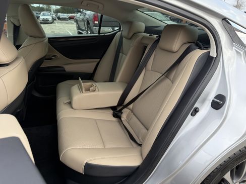 Used 2020 Lexus ES 300h w/ Premium Package image 40