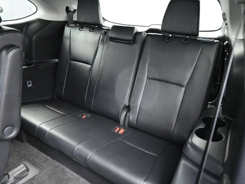 Used 2024 Toyota Highlander XLE AWD/4WD image 17