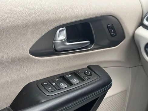 Used 2021 Chrysler Pacifica Touring-L image 13