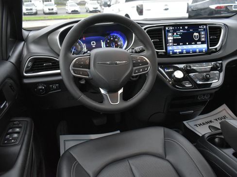 Used 2025 Chrysler Pacifica Select FWD image 18
