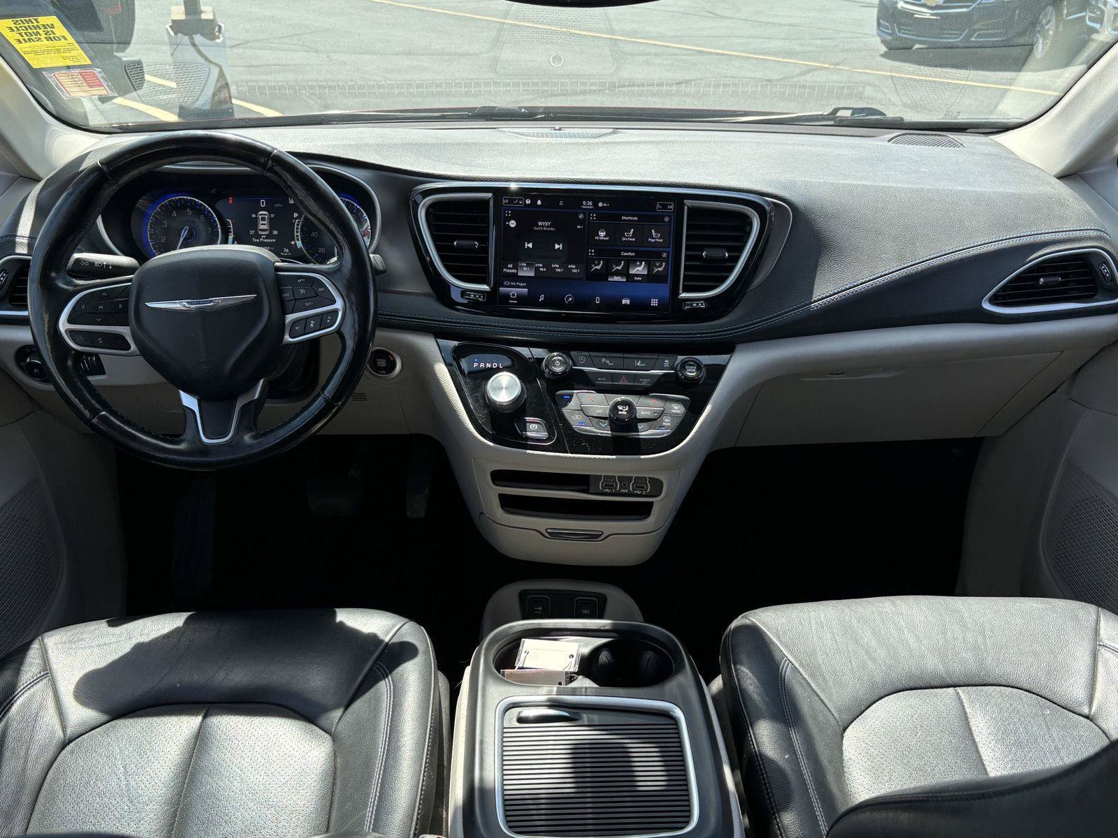 Used 2021 Chrysler Pacifica Touring-L FWD image 12