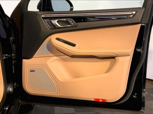 Certified 2023 Porsche Macan AWD/4WD image 26