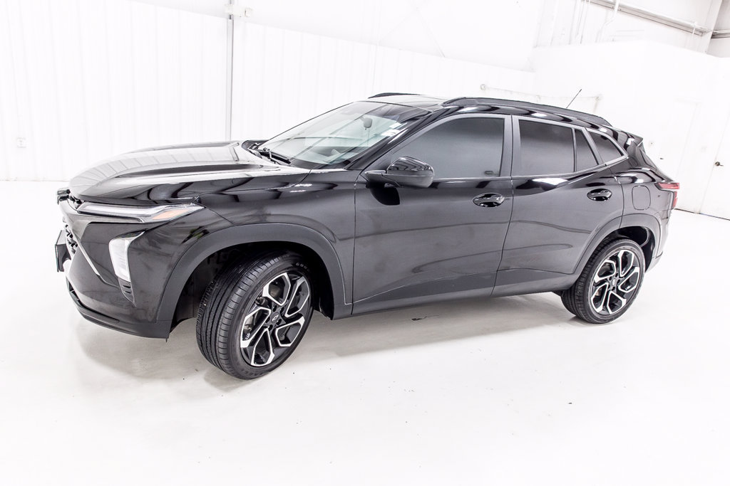 Used 2024 Chevrolet Trax RS w/ Sunroof Package FWD image 3