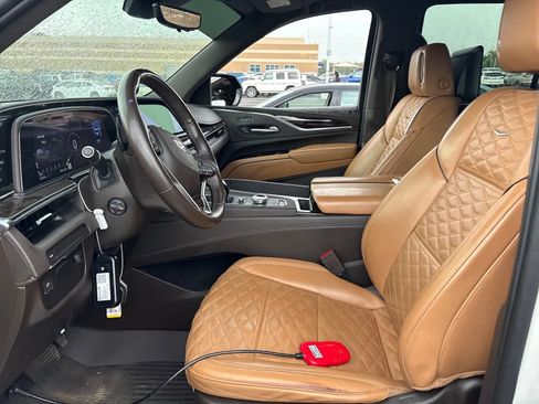 Used 2023 Cadillac Escalade Premium Luxury RWD image 4