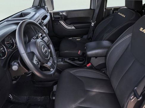 Used 2015 Jeep Wrangler Unlimited Sahara w/ Connectivity Group AWD/4WD image 13