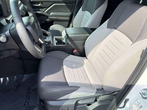 Used 2025 Toyota Tacoma TRD Off-Road AWD/4WD image 5