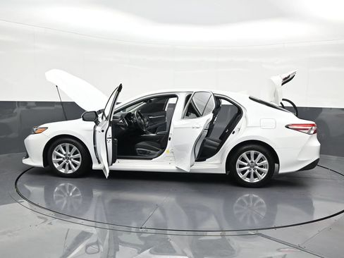 Used 2019 Toyota Camry LE FWD image 33