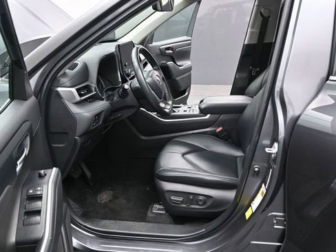Used 2024 Toyota Highlander XLE image 25