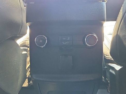 Used 2018 Ford Explorer XLT w/ Equipment Group 202A FWD image 26