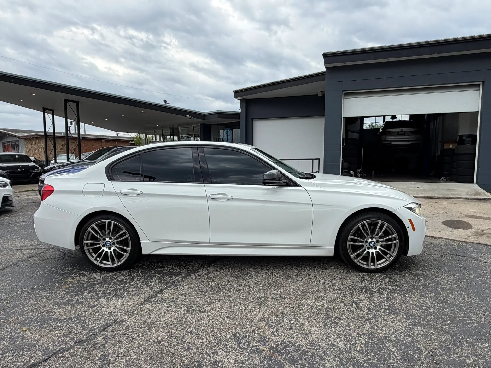 Used 2017 BMW 340i xDrive Sedan AWD/4WD image 9
