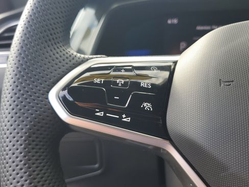 Used 2022 Volkswagen Tiguan SE R-Line image 29