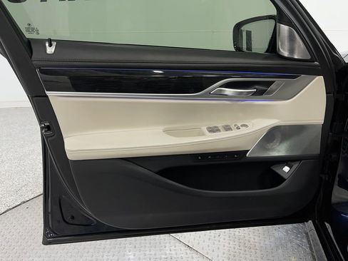 Used 2021 BMW 750i xDrive w/ Executive Package image 16