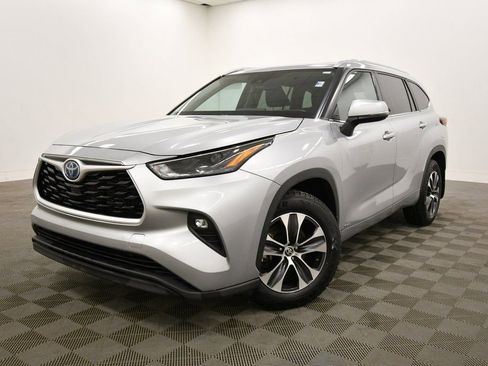 Used 2022 Toyota Highlander XLE image 2
