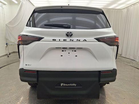 Used 2026 Toyota Sienna LE FWD image 25