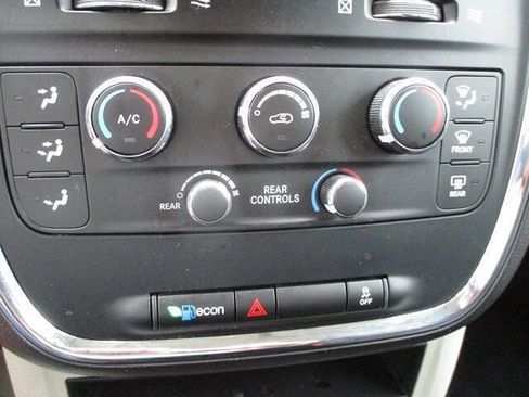 Used 2018 Dodge Grand Caravan SE w/ UConnect Hands-Free Group FWD image 25