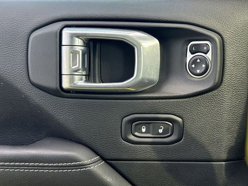 Used 2023 Jeep Wrangler Unlimited Sahara AWD/4WD image 15