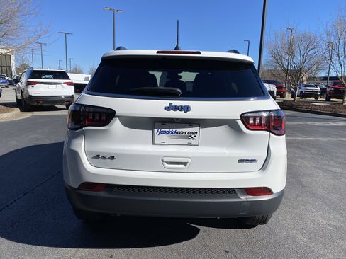 Used 2024 Jeep Compass Latitude image 8
