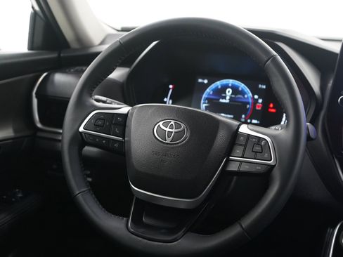 Used 2025 Toyota Grand Highlander image 16