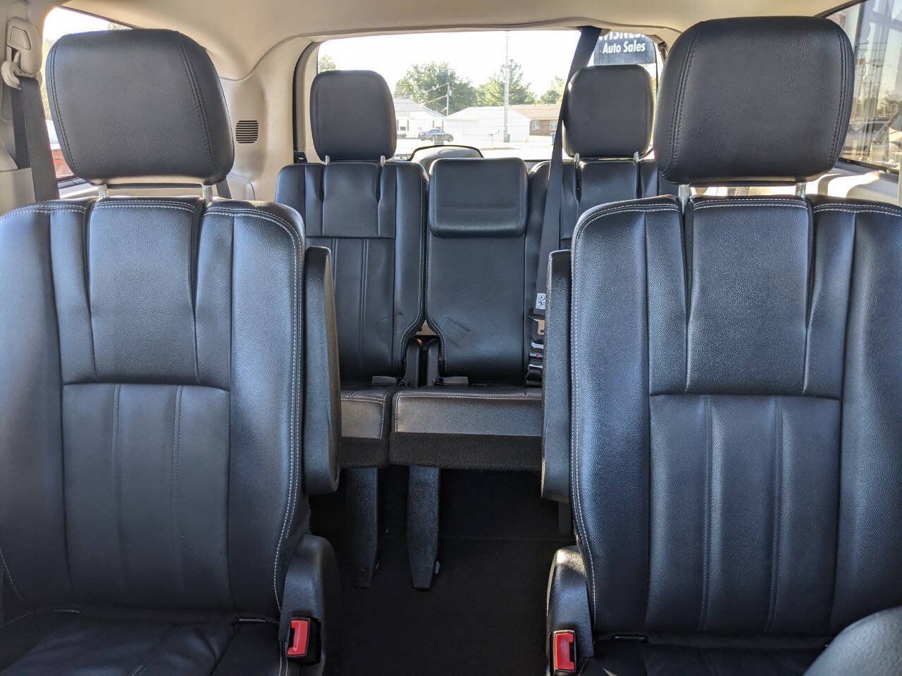 Used 2014 Chrysler Town & Country Touring FWD image 19