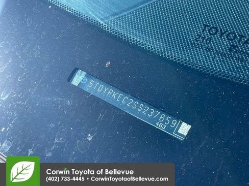 Used 2025 Toyota Sienna XLE image 31