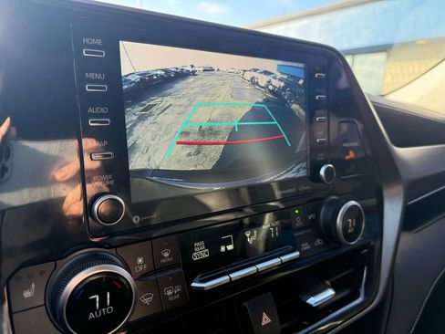 Used 2021 Toyota Highlander XLE image 17