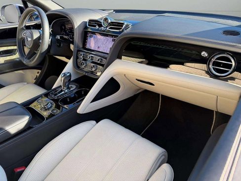 Certified 2022 Bentley Bentayga image 2