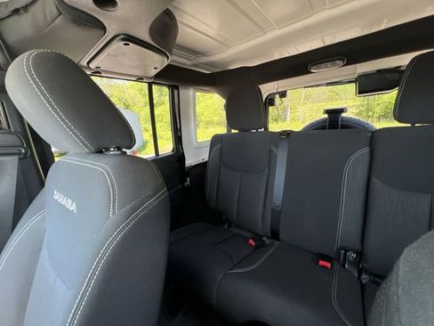 Used 2016 Jeep Wrangler Unlimited Sahara w/ Connectivity Group AWD/4WD image 13