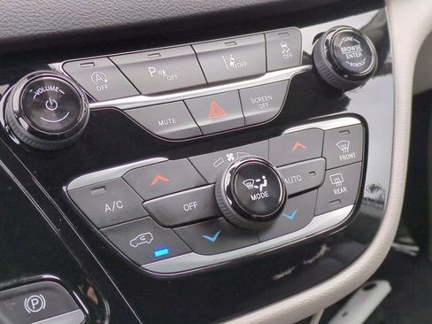 Used 2024 Chrysler Pacifica Touring-L image 18