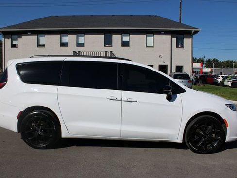 Used 2023 Chrysler Pacifica Limited w/ S Appearance Package image 6