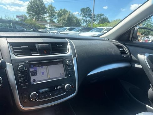 Used 2017 Nissan Altima 2.5 SV w/ Convenience Package FWD image 9
