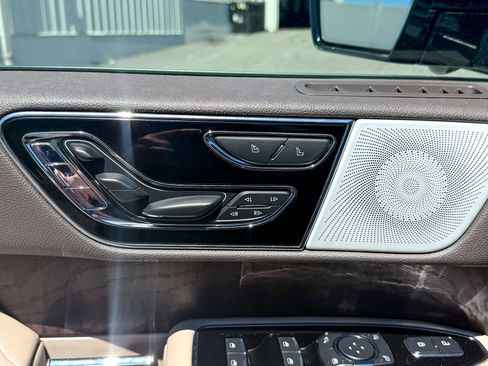 Used 2022 Lincoln Navigator Reserve AWD/4WD image 18