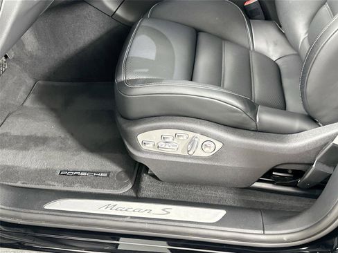 Certified 2025 Porsche Macan S AWD/4WD image 34