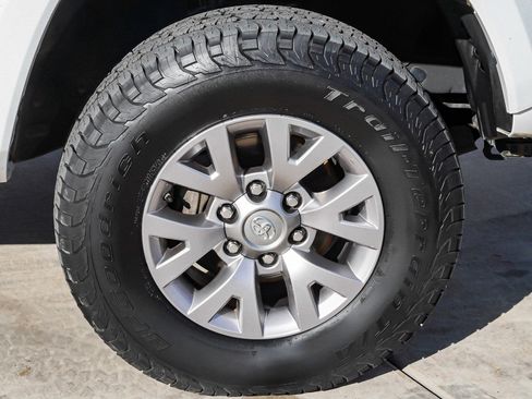 Used 2017 Toyota Tacoma SR5 image 10