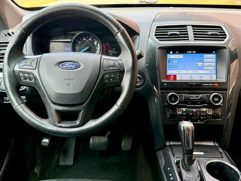 Used 2017 Ford Explorer XLT w/ Equipment Group 202A AWD/4WD image 24