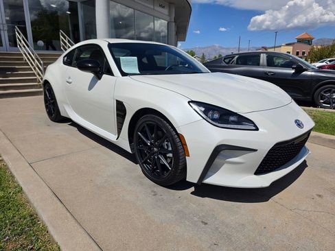 Used 2023 Toyota GR86 Premium w/ ALL Weather Mat Package (TMS) RWD image 3