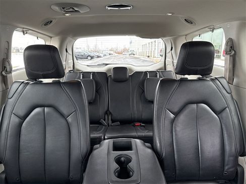 Used 2022 Chrysler Pacifica Touring-L w/ Uconnect Theater Family Group image 20