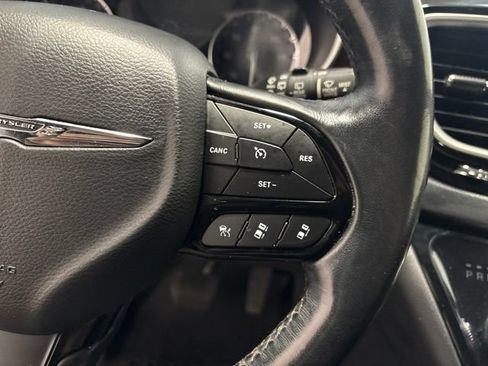 Used 2020 Chrysler Pacifica Touring-L FWD image 17