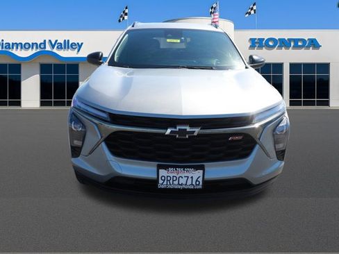 Used 2025 Chevrolet Trax RS w/ Driver Confidence Package FWD image 2