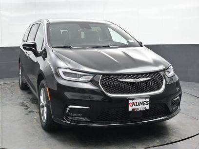 New 2026 Chrysler Pacifica Select