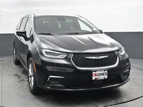 New 2026 Chrysler Pacifica Select AWD/4WD image 4