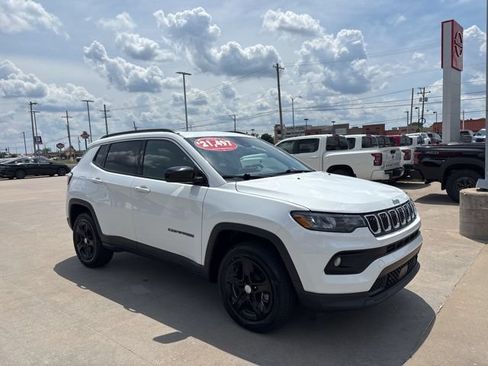 Used 2023 Jeep Compass Latitude w/ Sun and Sound Group AWD/4WD image 2